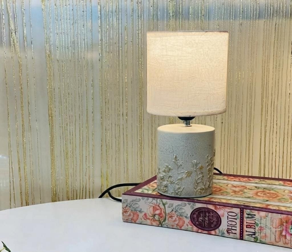 WhatsApp Image 2026-08-04 at 14.29.12 Lampe De Chevet Zen Grise – Image 1